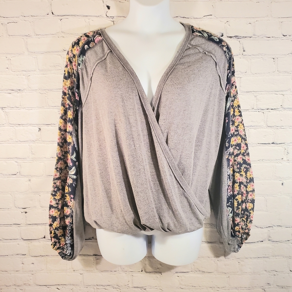 Floral Sleeve Wrap Top - Gray